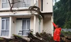 Dipicu Hujan Deras, Tebing Setinggi 10 Meter Timpa Rumah Warga di Kompleks The Awani Residence Cimareme