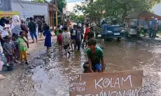 Aksi Warga Perumahan Kaliwulu Cirebon, Jalan Rusak Dijadikan Lokasi Pemancingan