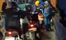 Viral Detik-detik Jembatan Apung Cijeruk–Baleendah Ambruk, Warga dan Pemotor Tercebur ke Sungai