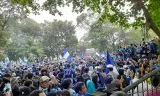 Ratusan Bobotoh Padati Gerbang Belakang Gedung Sate, Tunggu Kedatangan Tim Maung Bandung