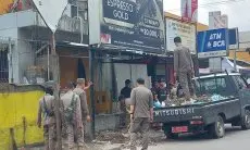 Bikin Kumuh, Satpol PP KBB Tertibkan Puluhan PKL dan Bangunan Liar di Kawasan Perumahan Permata Cimahi