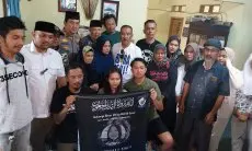 Umuh Muchtar Sambangi Kediaman Dua Bobotoh Perempuan Asal Garut yang Meninggal Usai Pawai Persib Juara