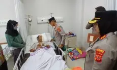 Kapolda Jabar Jenguk Korban Selamat Longsor Gunung Kuda di RS Mitra Plumbon