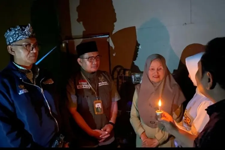 Sedekah Cahaya dari Baznas dan Yayasan Brader Membuat Rumah Entin di Pangalengan tak lagi Gelap