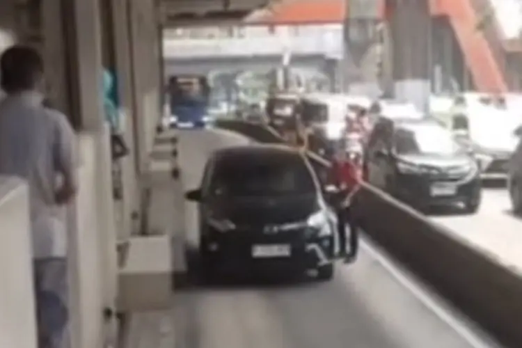 Niat Kabur Usai Tabrak Lari, Pengemudi Malah Terjebak di Jalur Transjakarta dan Dikepung Warga