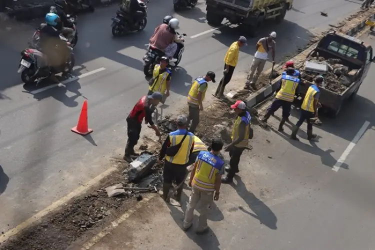 Pemkot Cimahi Bongkar Median Jalan Jenderal Amir Machmud, Ngatiyana Ungkap Alasannya