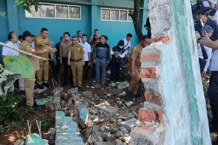 Jadi Penyebab Ambruknya Pagar Sekolah, Bupati Rudy Susmanto Evaluasi Perijinan Perumahan di Cibinong