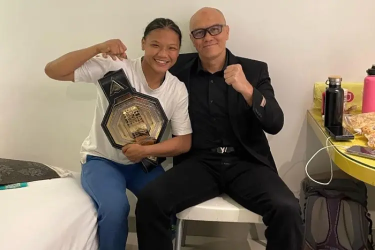 Bangga, Dede Dina Jadi Petarung Wanita Pertama Asal Jabar Peraih Sabuk Juara Tarung Bebas MMA One Pride