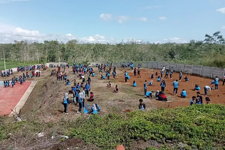Jadi Pionir, Cisadane Resik dan PLN Gandeng Siswa Tanam 1.100 Pohon di Sukabumi
