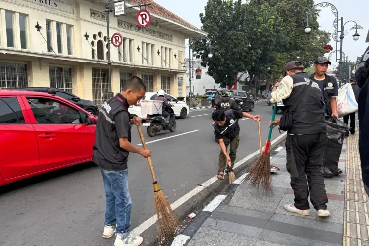 DLH Kerahkan Armada Penuh Bersihkan Kota Bandung Seusai Perayaan Persib