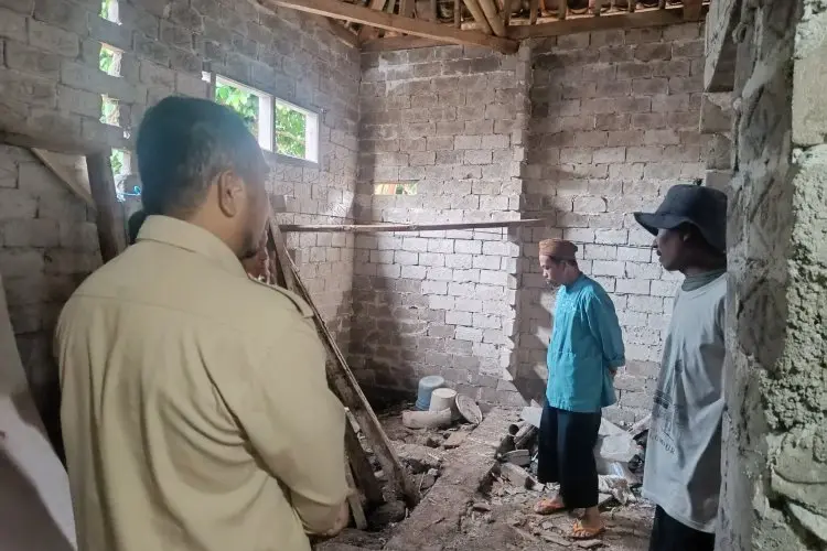 Jadi Sasaran Program Basnaz KBB, Rutilahu Warga Cikalongwetan Mulai Diperbaiki
