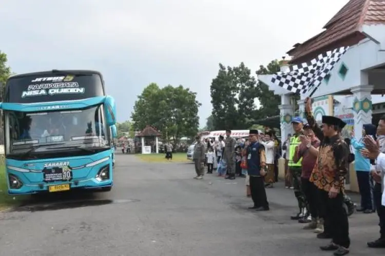 Wabup Cirebon Agus Kurniawan Budiman Lepas 83 Jemaah Calon Haji