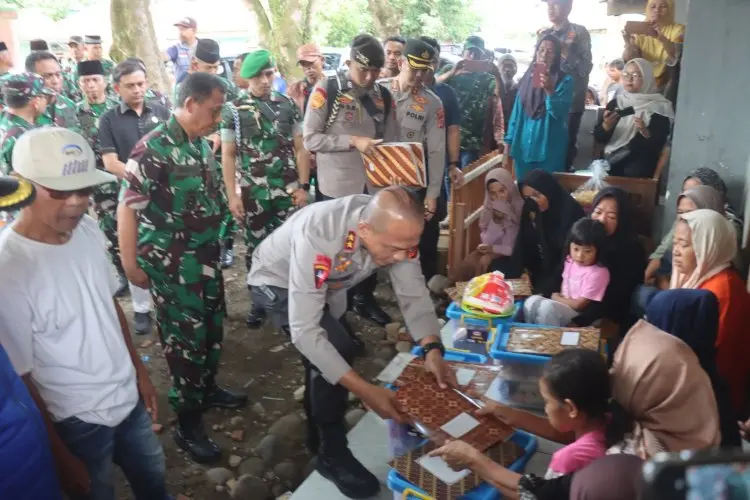 Kapolda Jabar Bersama Pangdam III Siliwangi Kunjungi Keluarga Korban Ledakan di Cibalong Garut