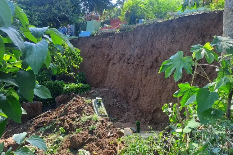 Akibat Hujan Deras,  Tempat Pemakaman Warga Batakal Dilanda Longsor