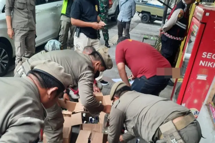 Satpol PP Sita Ratusan Miras dan Ribuan Obat Ilegal di Tiga Lokasi Kota Bandung