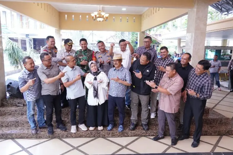 Dukung Persib, Kapolda Jabar   Silaturahmi ke Kediaman Tokoh Masyarakat, Umuh Muchtar
