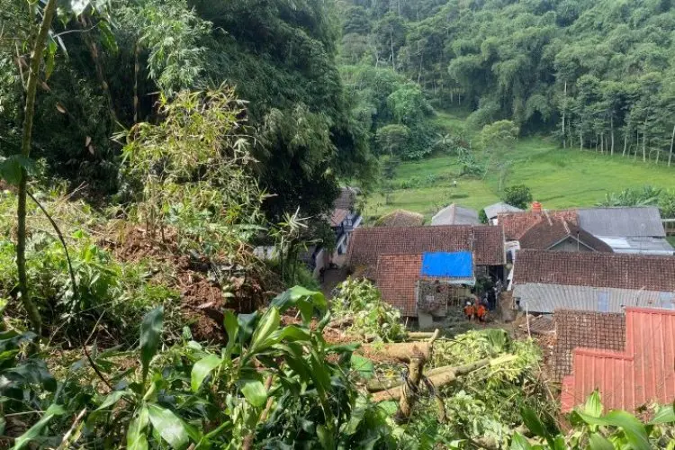 104 Warga Terdampak Longsor di Lembang Diungsikan ke Masjid, Jeje Siapkan Tempat Pengungsian yang Lebih Layak