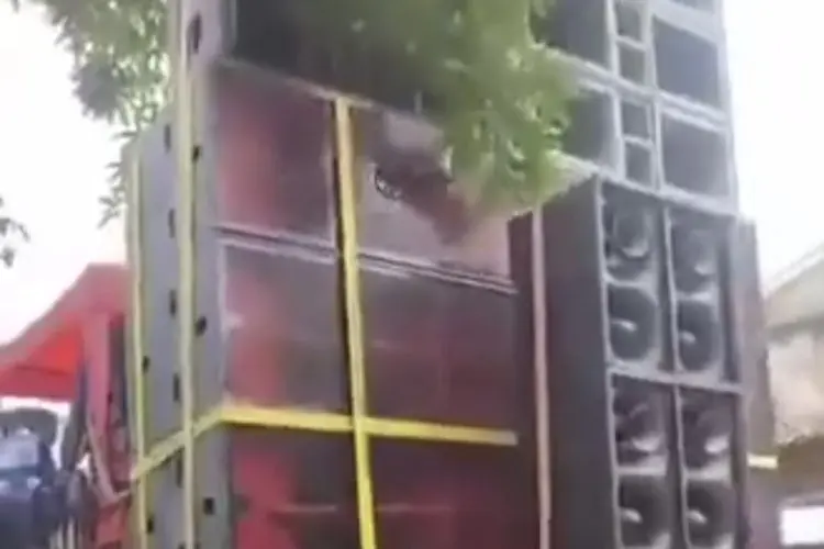 Viral Dua Anak Tertimpa Sound Horeg Saat Parade di Bondowoso