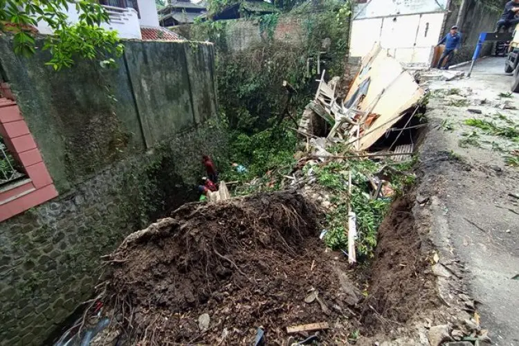 FOTO: Kirmir Sungai Citepus Jalan Djundjunan Ambruk