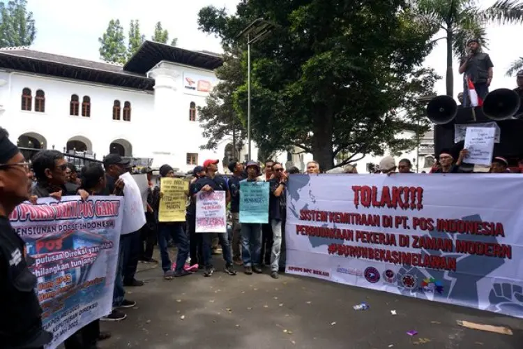 FOTO: Demo Pensiunan dan Karyawan PT Pos Indonesia