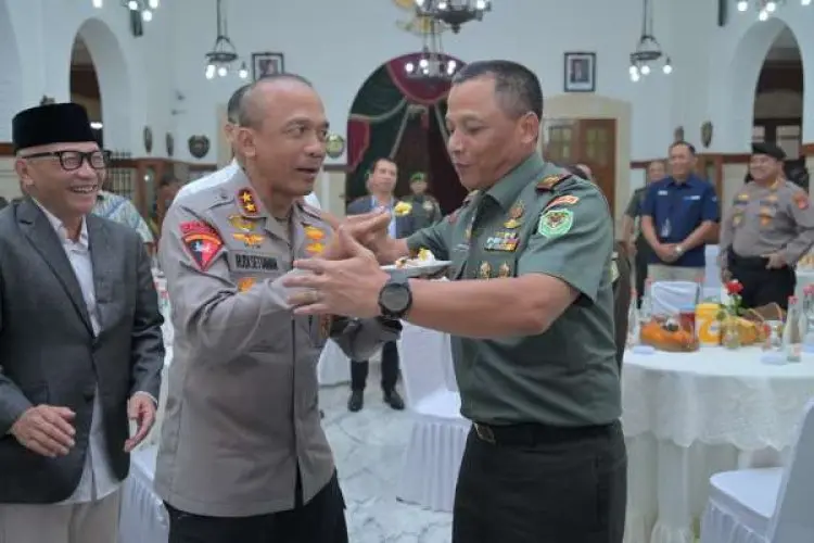 Syukuran HUT ke-79 Kodam III Siliwangi, Kapolda Jabar Serahkan Tumpeng dan Tali Asih