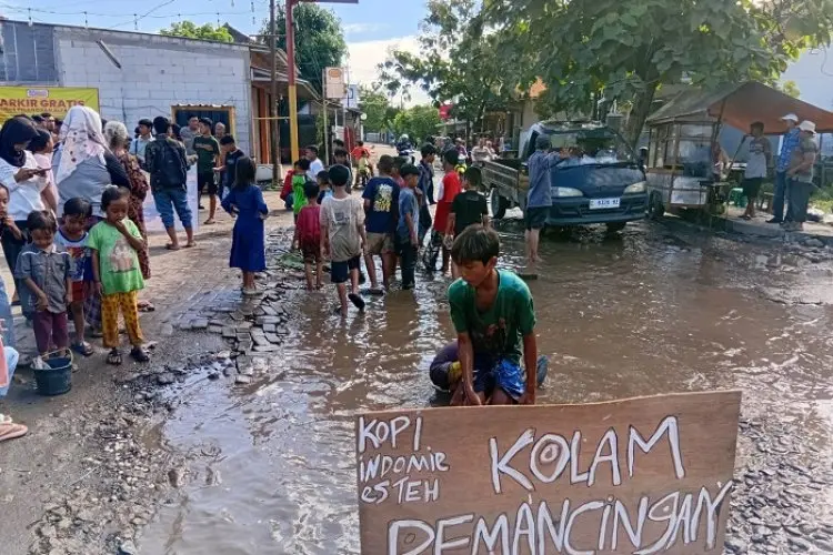 Aksi Warga Perumahan Kaliwulu Cirebon, Jalan Rusak Dijadikan Lokasi Pemancingan