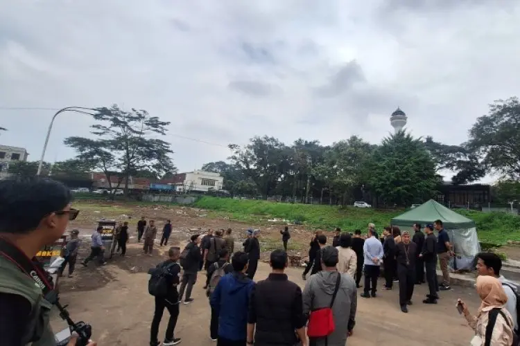 Disalahgunakan untuk Pasar Malam, Lahan Eks Palaguna Plaza Disegel Pemkot Bandung