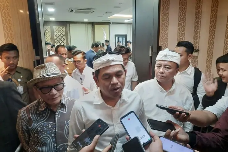 Usai Paripurna, Gubernur Dedi Mulyadi Ajak Legislator Walk Out