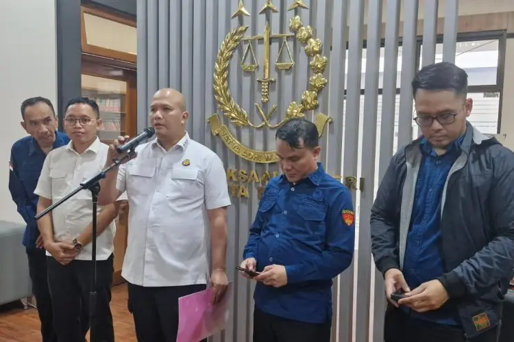 Kejari Kota Bandung Serahkan Tersangka Korupsi Dana PIP di STIA Bagasasi