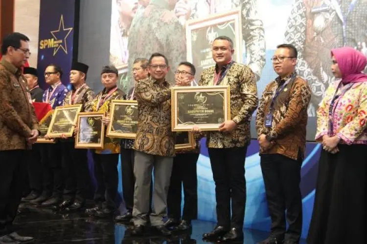 Bupati Rudy Susmanto Terima Penghargaan SPM Awards 2025