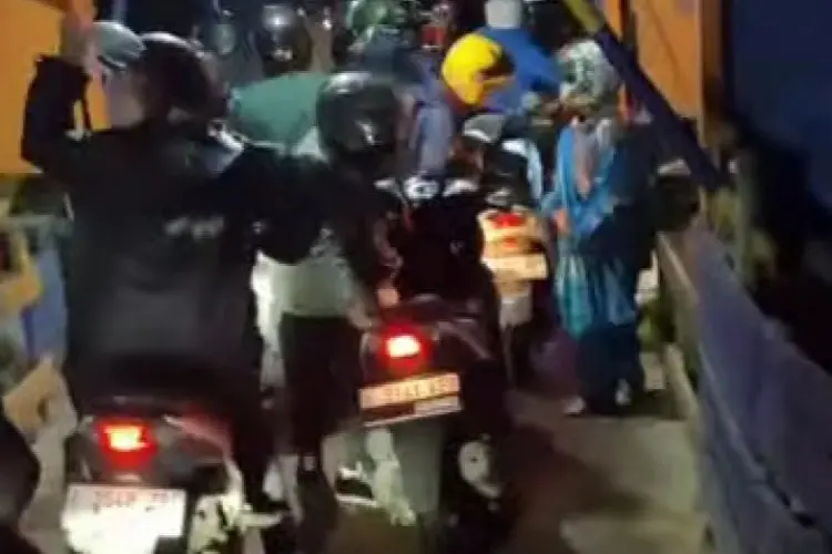 Viral Detik-detik Jembatan Apung Cijeruk–Baleendah Ambruk, Warga dan Pemotor Tercebur ke Sungai