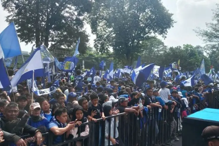 Ribuan Bobotoh Tumpah di Kota Bandung, Mulai dari Balai Kota Hingga Gedung Sate