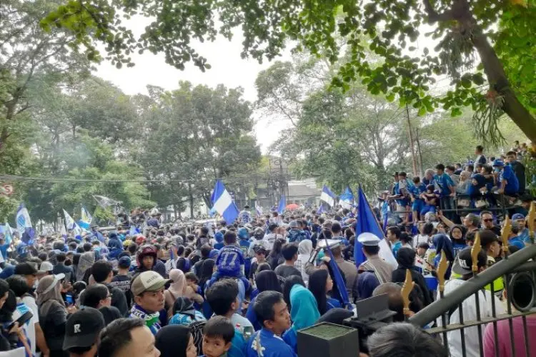 Ratusan Bobotoh Padati Gerbang Belakang Gedung Sate, Tunggu Kedatangan Tim Maung Bandung