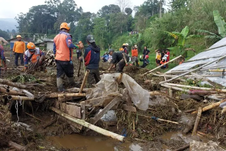 Pencarian Endang Belum Membuahkan Hasil, Tim SAR Gabungan Temukan Sejumlah Barang yang Diduga Milik Korban