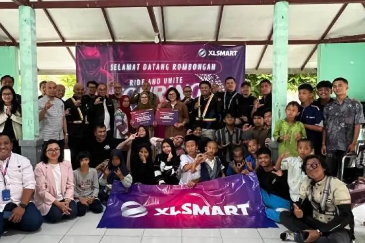 Manajemen dan Karyawan XLSMART Berbagi di Yayasan Budhi Asih Cirebon
