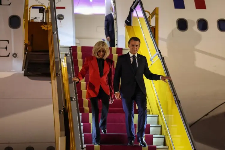 Momen Langka Presiden Prancis Emmanuel Macron Sentuh Patung Buddha di Stupa
