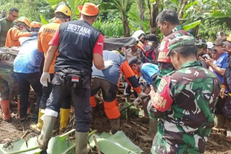 Korban Tertimbun Longsor di Cikahuripan Ditemukan Sejauh 612 Meter dari Lokasi Awal