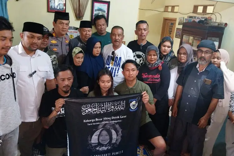 Umuh Muchtar Sambangi Kediaman Dua Bobotoh Perempuan Asal Garut yang Meninggal Usai Pawai Persib Juara
