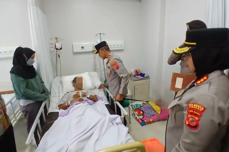 Kapolda Jabar Jenguk Korban Selamat Longsor Gunung Kuda di RS Mitra Plumbon
