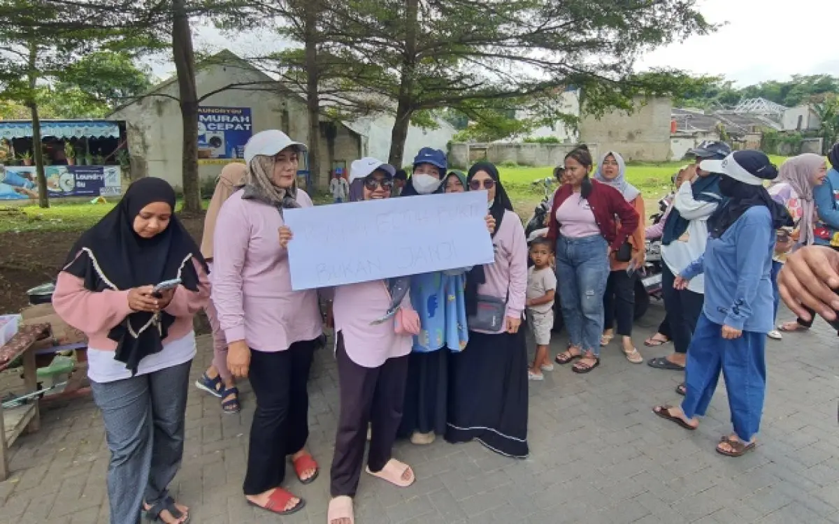 Warga Perum ASI Citapen Gelar Aksi Unjuk Rasa sebagai Bentuk Protes Lantaran Perbaikan Jalan Rusak Tak Kunjung Terealisasi 