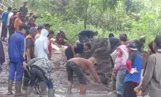 Tamparan Keras bagi Pemerintah, Warga RW05 Desa Mekarwangi Perbaiki Jalan Tanjakan Udin Secara Swadaya