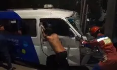 Tak Kuat Menahan Lelah, Sopir Angkot Jaklingko Alami Kecelakaan di Sunter