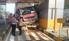 Diduga Rem Blong, Loket di Gerbang Tol Ciawi 2 Ditabrak Truk Tronton