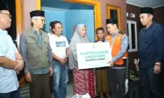 Pemkab Cirebon Serahkan Santunan Korban  Longsor Gunung Kuda