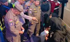 Polisi dan Satpol PP Lakukan Patroli Terapkan Jam Malam di Bandung