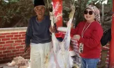 Ratusan Paket Daging Qurban Dibagikan Halimah Munawir, Mulai dari Anak Yatim, Kaum Dhuafa Hingga Seniman