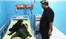 Bupati Cirebon Jenguk Monik, Siswi yang Viral karena Putus Sekolah: “Kami Siap Biayai Sekolah dan Kehidupannya”