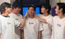 ‎V BTS Rayakan Pembebasan Wajib Militer Bersama Wooga Squad