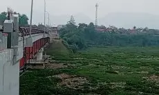 Kembali Terjadi, Pulau Sampah Kembali Terbentuk di Sungai Citarum, Tepatnya di Bawah Jembatan BBS Batujajar 
