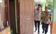 Bupati Cirebon Sidak Sekolah Rusak di Perbatasan, Janjikan Perbaikan Cepat